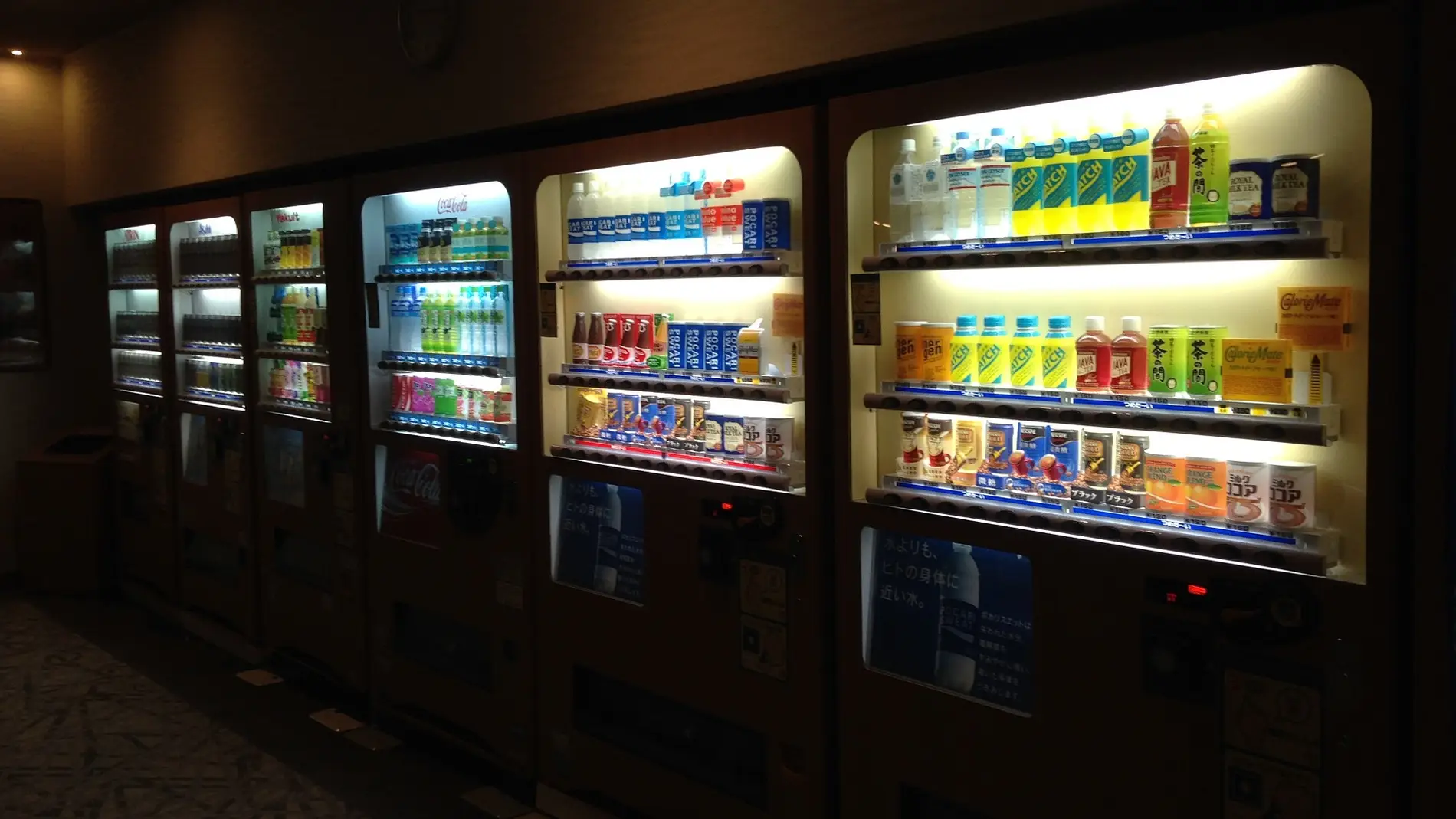 De película: Un niño consigue su refresco gracias a un héroe enmascarado