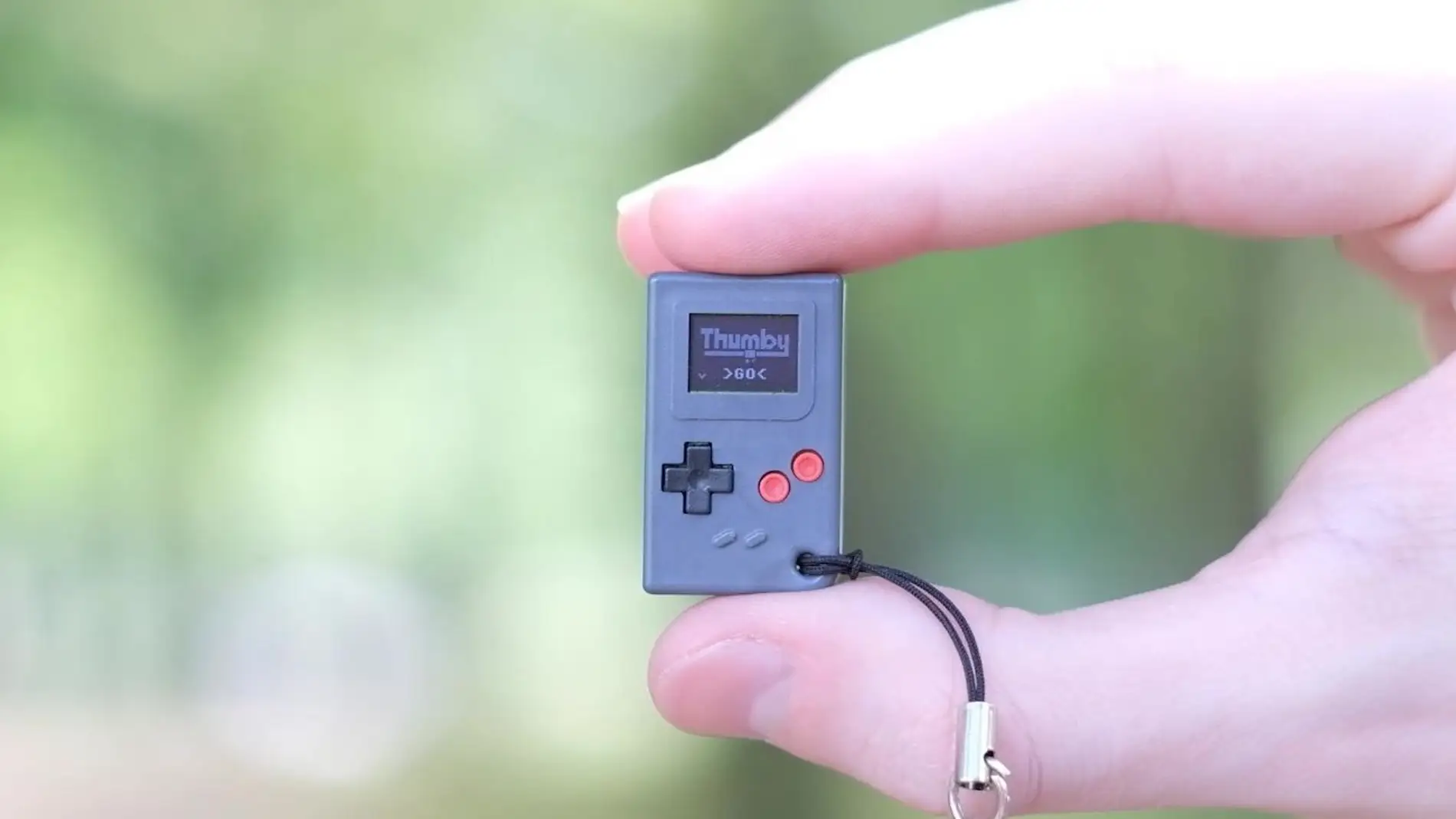 Más pequeña que un llavero y al estilo de Game Boy: ya puedes comprar la consola más diminuta del mundo