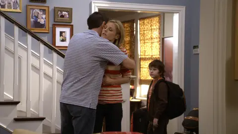 Claire preocupada por viajar en avión Modern family