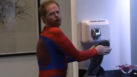 Mitch, disfrazado de Spiderman Modern family