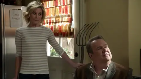 Cam escucha lo que Mitch le tiene que decir Modern family