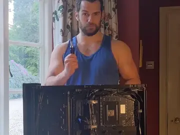 Henry Cavill en su tutorial para montar ordenadores Henry Cavill en su tutorial para montar ordenadores