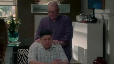 La cruel broma que Gloria gasta a Jake y Manny Jake y Manny no paran de burlarse de Gloria, así que decide devolvérsela.