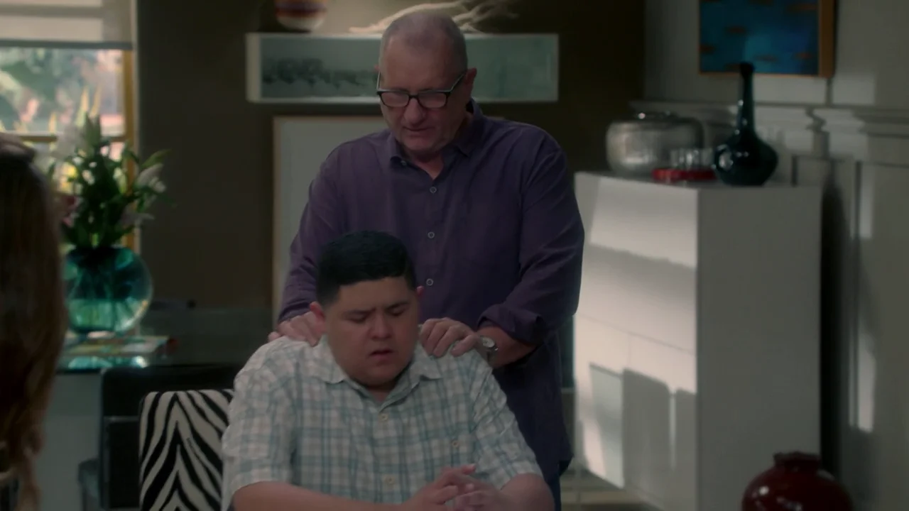 La cruel broma que Gloria gasta a Jake y Manny Jake y Manny no paran de burlarse de Gloria, así que decide devolvérsela.