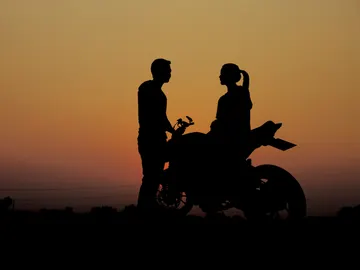 Intenta sorprender con la moto a su chica y todo sale mal Intenta sorprender con la moto a su chica y todo sale mal