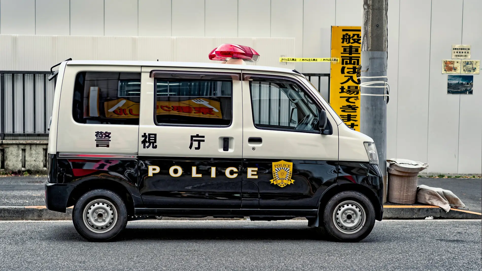 Lo nunca visto en Japón: un policía japonés es sancionado por robar en un lugar de culto