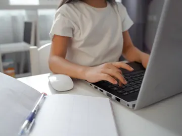 Niño con ordenador Niño con ordenador