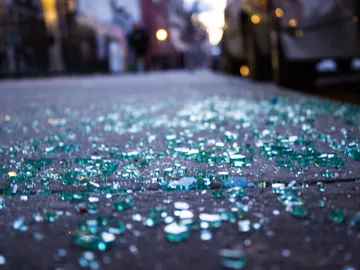 Varios jóvenes borrachos rompen a cabezazos el cristal de un streamer que estaba en pleno directo Varios jóvenes borrachos rompen a cabezazos el cristal de un streamer que estaba en pleno directo