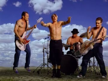 El emblemático videoclip Californication de Red Hot Chili Peppers por fin se convierte en videojuego 