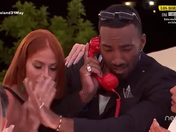 Suena el teléfono rojo y los isleños enloquecen con el mensaje de Cristina Pedroche Suena el teléfono rojo y los isleños enloquecen con el mensaje de Cristina Pedroche