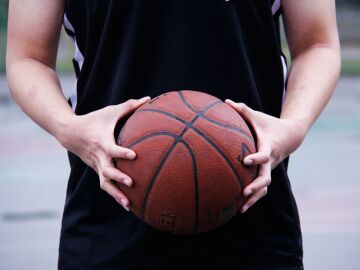 Jugar a baloncesto
