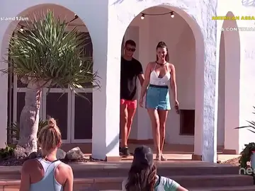 La llegada de Mónica pone en alerta a las isleñas de la villa: ¡viene a por Rafa y Alberto!