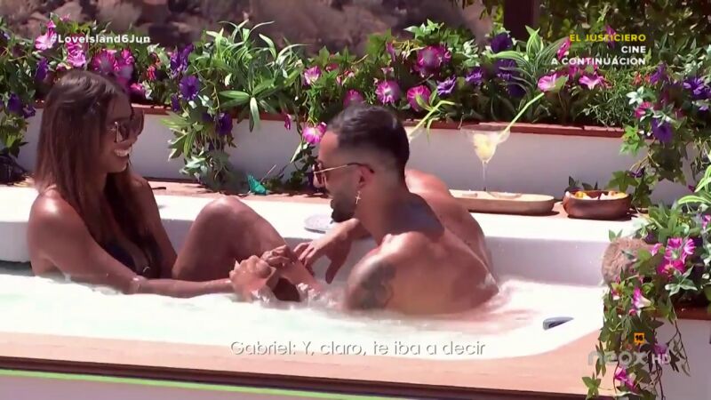 Gabriel y Paola disfrutan de una cita en el jacuzzi bajo la atenta mirada de los isleños