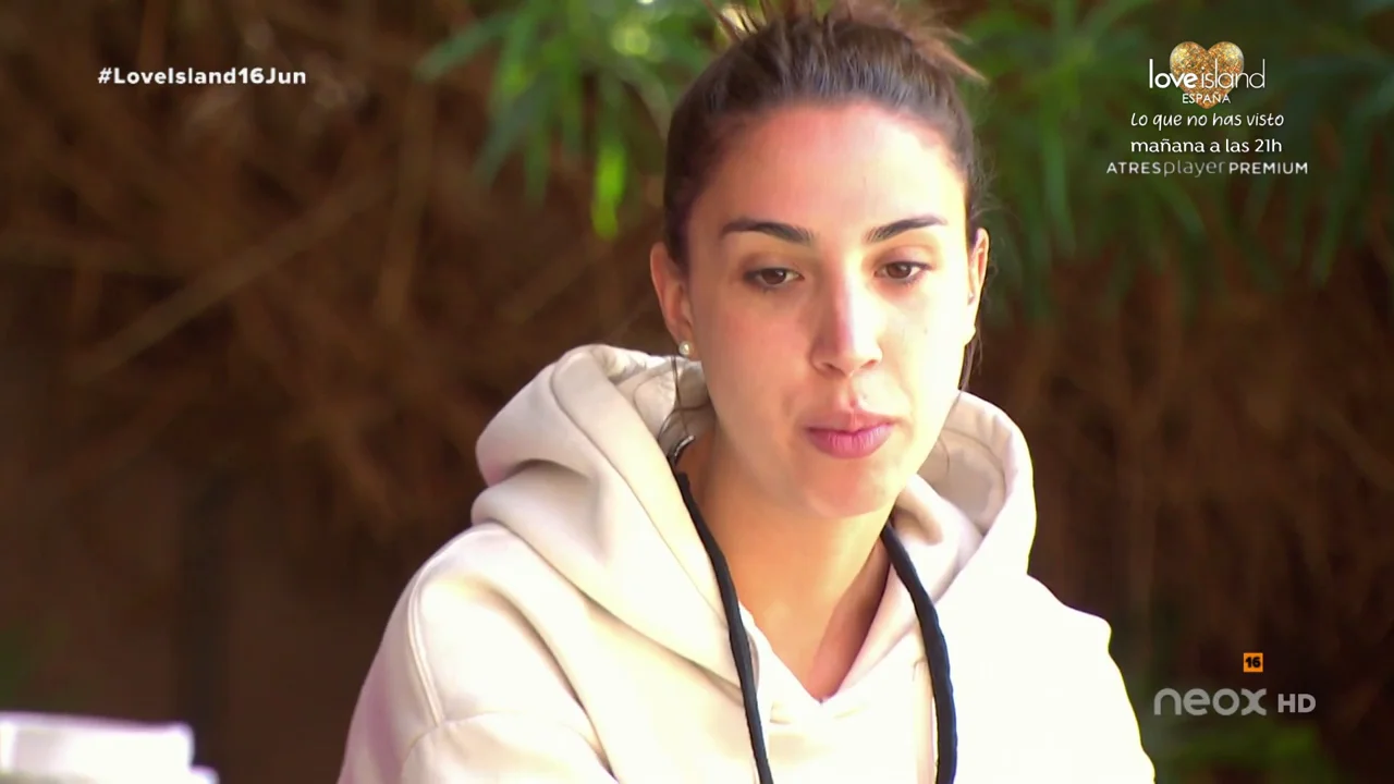 Mirella le confiesa a las isleñas lo que ocurrió por la noche con Rafa. Él lo sigue negando Mirella le confiesa a las isleñas lo que ocurrió por la noche con Rafa. Él lo sigue negando