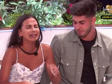 Los isleños reciben cartas de sus familiares y se desborda la emoción entre ellos Los isleños reciben cartas de sus familiares y se desborda la emoción entre ellos