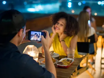 Así es el vídeo viral que muestra cómo sería una primera cita con un personaje de videojuego en la realidad Así es el vídeo viral que muestra cómo sería una primera cita con un personaje de videojuego en la realidad