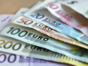 Dinero. Dinero.