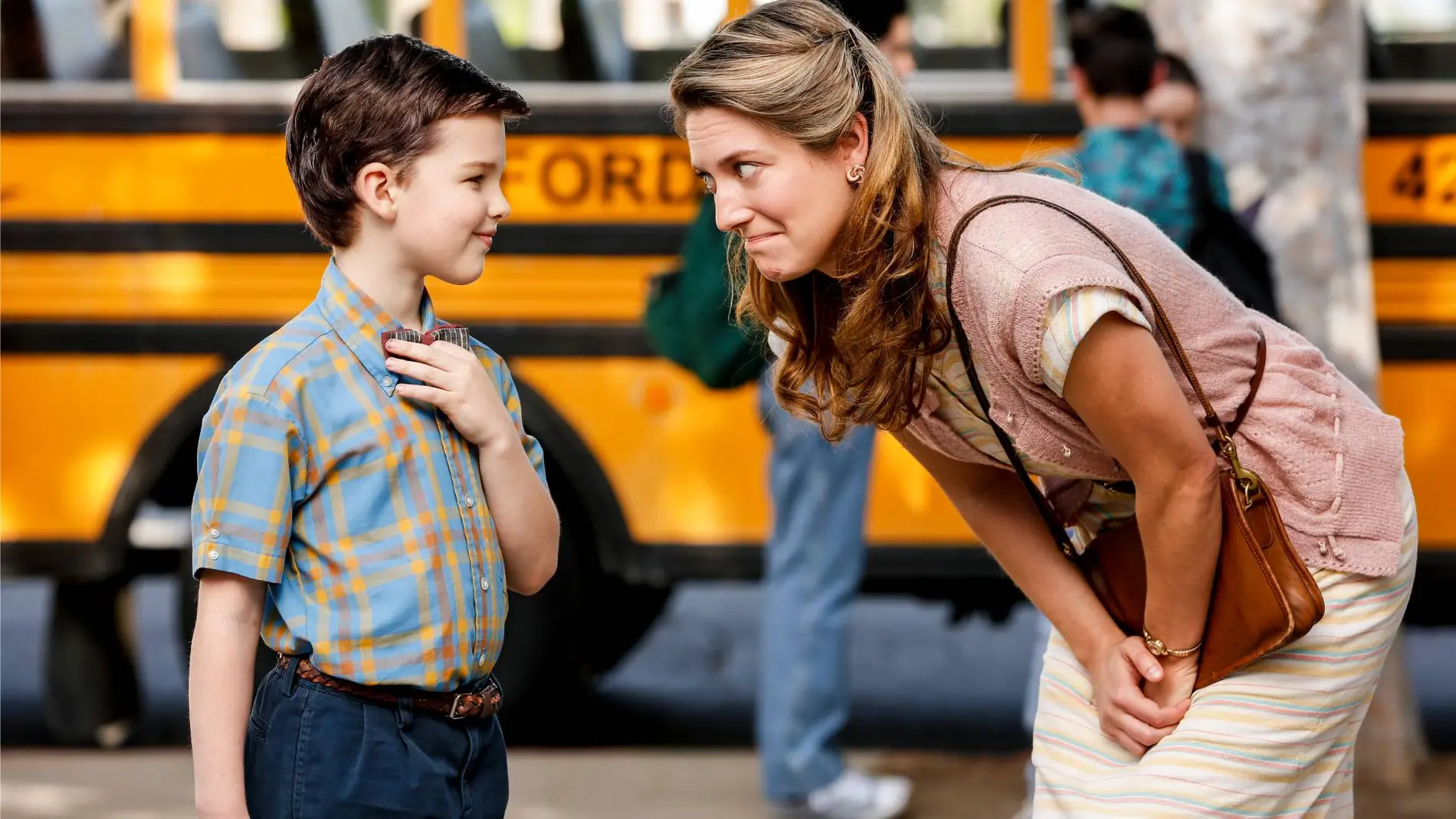 Sheldon Cooper llega al instituto acompañado por su madre Mary