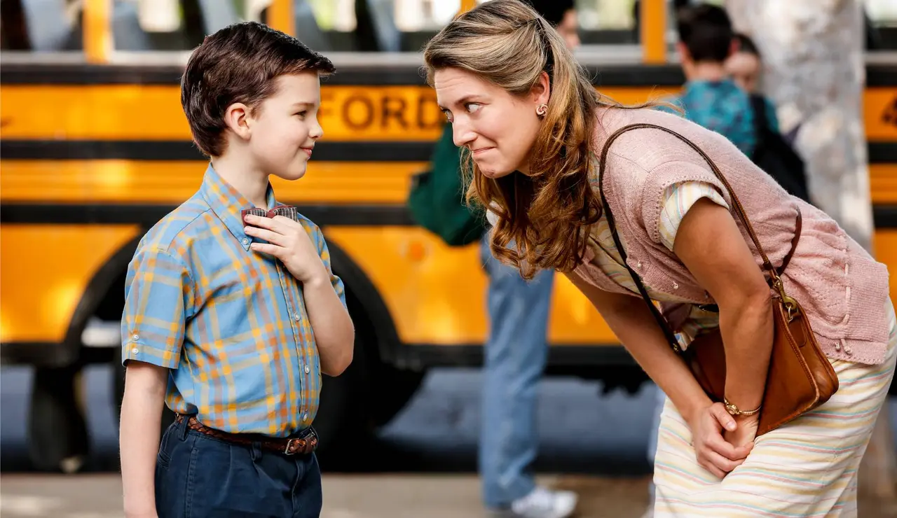 Sheldon Cooper llega al instituto acompañado por su madre Mary