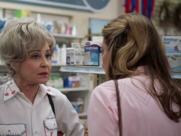 Mary se queda embarazada e intenta ocultarlo sin muy buenos resultados 