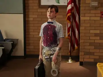 Así se presenta Sheldon en su primer día de universidad