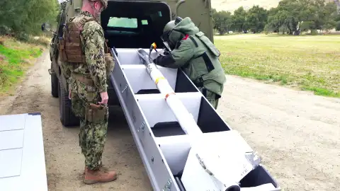 Un misil de la marina aparece tirado en la carretera ¿sabrán desactivarlo? Un misil de la marina aparece tirado en la carretera ¿sabrán desactivarlo?