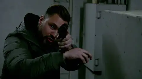 Heroica acción de Adam: salva a Kim y a su bebé en una operación policial arriesgada Heroica acción de Adam: salva a Kim y a su bebé en una operación policial arriesgada