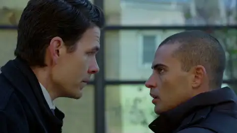 Dante sospecha de la conducta abusiva de Borkowski hacia los detenidos y se plantea denunciarle Dante sospecha de la conducta abusiva de Borkowski hacia los detenidos y se plantea denunciarle