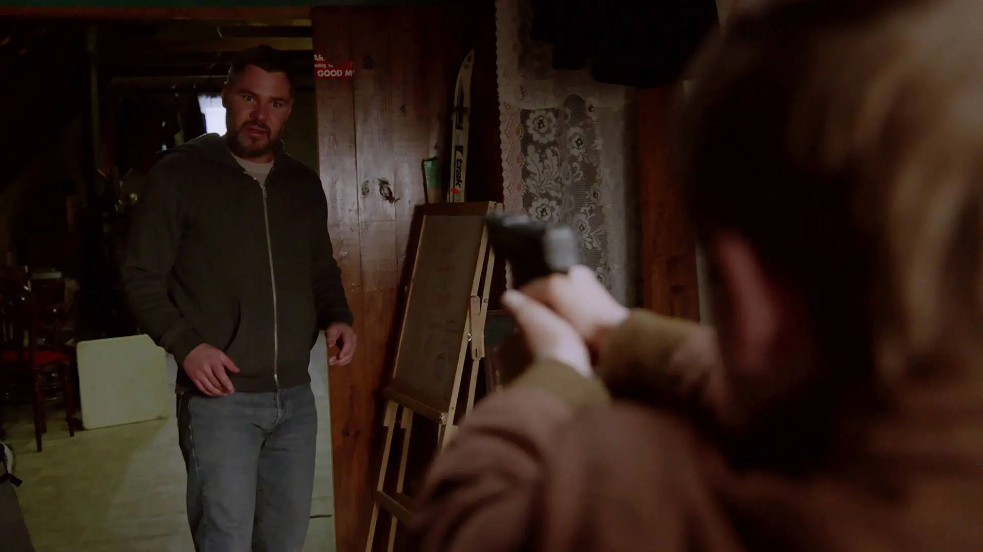 Adam Ruzek intenta evitar un atentado y el nieto del terrorista se lo impide dispar&aacute;ndole