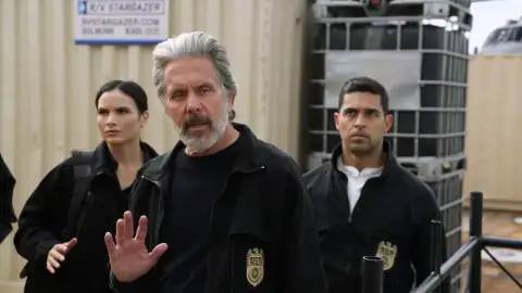 Unos hombres armados se apoderan un de un barco en alta mar y el NCIS deberá descubrir quiénes son  Unos hombres armados se apoderan un de un barco en alta mar y el NCIS deberá descubrir quiénes son