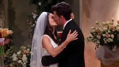 El emotivo beso de Chandler y Mónica el día de su boda El emotivo beso de Chandler y Mónica el día de su boda