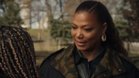 Robin McCall enseña a su hija Delilah técnicas de autodefensa y seguridad personal Robin McCall enseña a su hija Delilah técnicas de autodefensa y seguridad personal