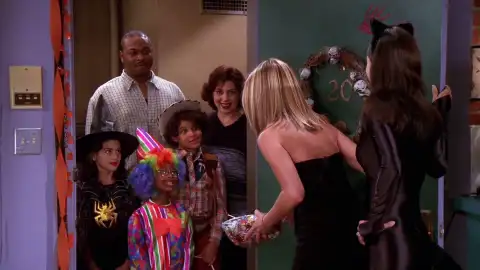 Rachel reparte caramelos a los niños por Halloween Rachel reparte caramelos a los niños por Halloween