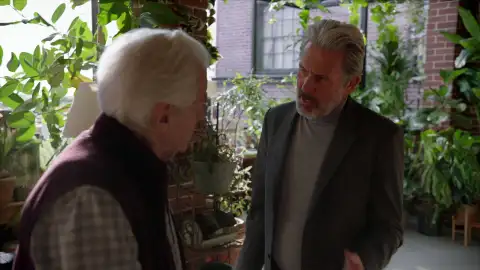 El caos llega a la vida de Alder Parker tras la expulsión de su padre del geriátrico por un insólito motivo  El caos llega a la vida de Alder Parker tras la expulsión de su padre del geriátrico por un insólito motivo