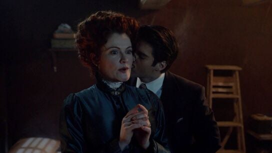 Pillados in fraganti: los fantasmas sorprenden a Trevor y Hetty en actitud cari&ntilde;osa