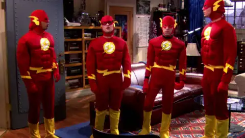 Los protagonistas de The Big Bang Theory se disfrazan de Flash por Halloween  Los protagonistas de The big bang theory se disfrazan de Flash por Halloween