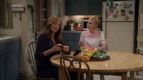 Bonnie y Christy en Mom