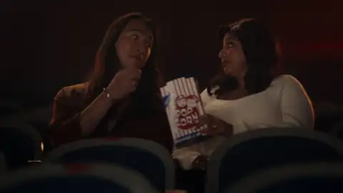 Fantasmas - Sasha y Bela se besan antes de la pedida de matrimonio de ella Fantasmas - Sasha y Bela se besan antes de la pedida de matrimonio de ella