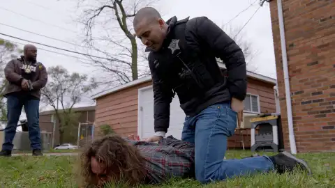 Un cadáver en un garaje desconcierta a Hank y a su equipo Un cadáver en un garaje desconcierta a Hank y a su equipo