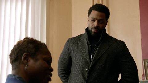 El evento impulsado por el agente Kevin Atwater ya ha concluido y un disparo rompe la calma. Un joven de 22 a&ntilde;os aparece muerto en plena calle.